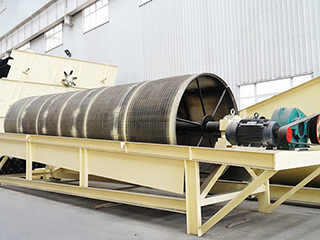 其包括底座、激振裝置、機架及設于 機架上的復數個篩分滾筒、料斗、驅動裝置、復數個輸送裝置